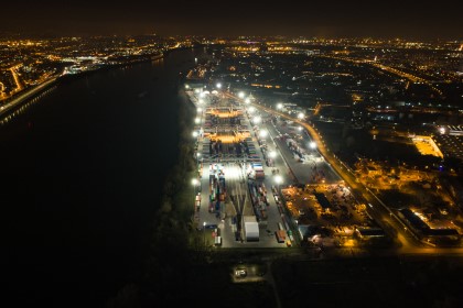 Az ipari LED világítás előnyei: Megtakarítás, biztonság és termelékenység